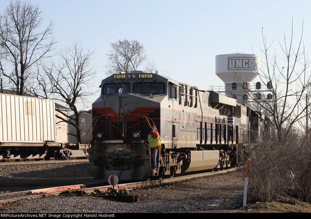 NS 8101 heads down the yard lead to pick up another 5000' of train 